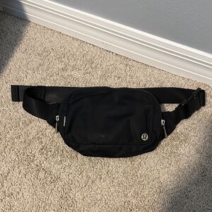 lululemon athletica Black Belt Bag 2L gold logo-9